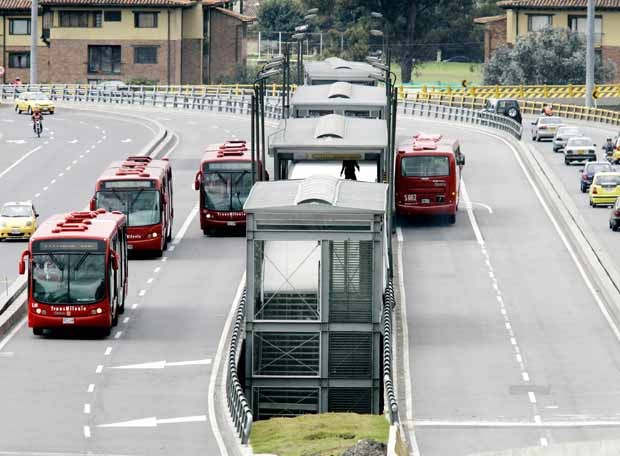 Buses running on highway dedicated right of way, and can pass each other at stations